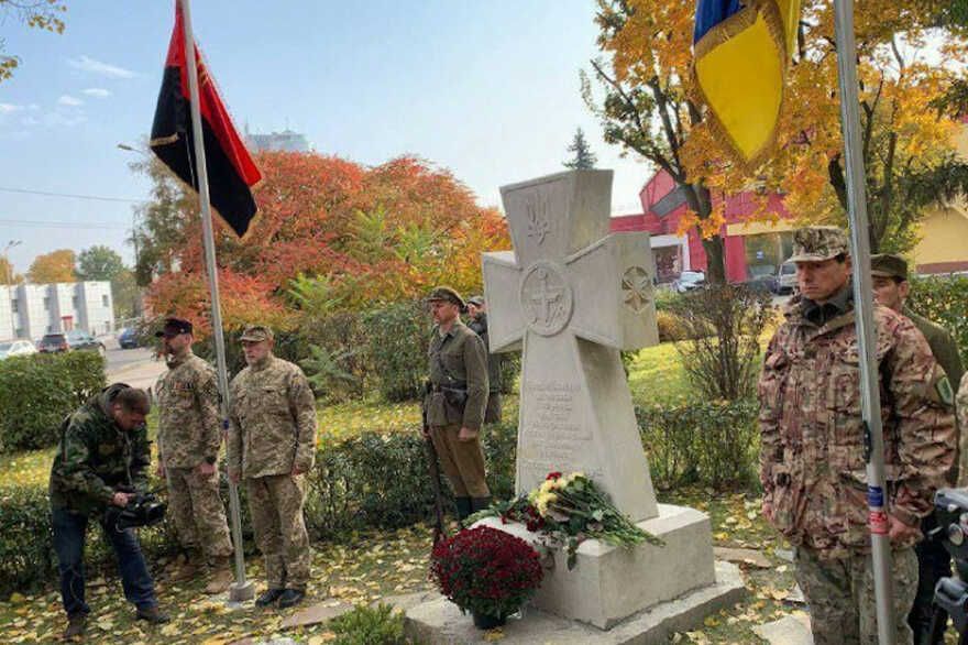 Открытие памятного знака Бандере в Куреневском парке