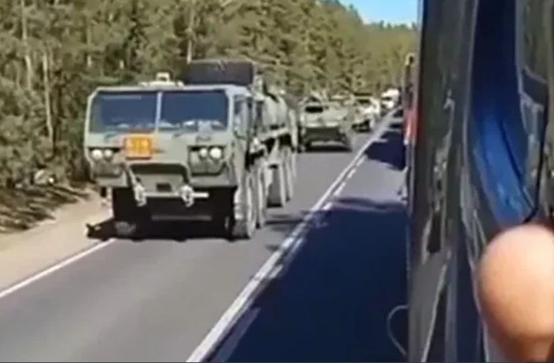 Перемещение военной техники у белорусской границы в районе польского населенного пункта Бобровники