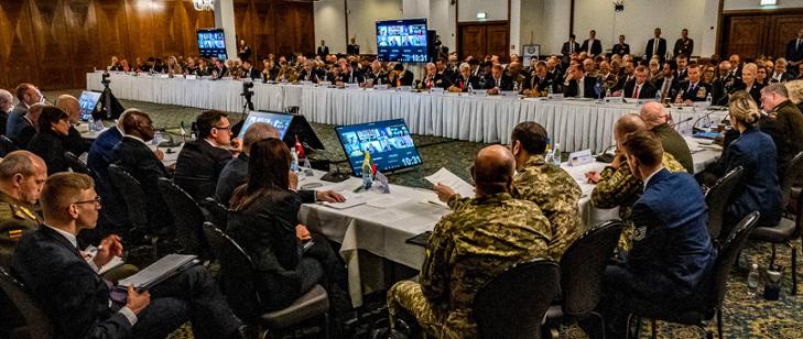 На этот раз немецкие печеньки: политики Польши и Германии обсуждают милитаризацию Украины на американской базе «Рамштайн» в ФРГ 26.04.2022. Источник: Минобороны Польши