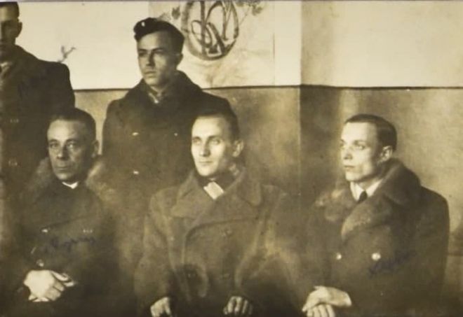 То самое фото Клячкивского (он в центре)