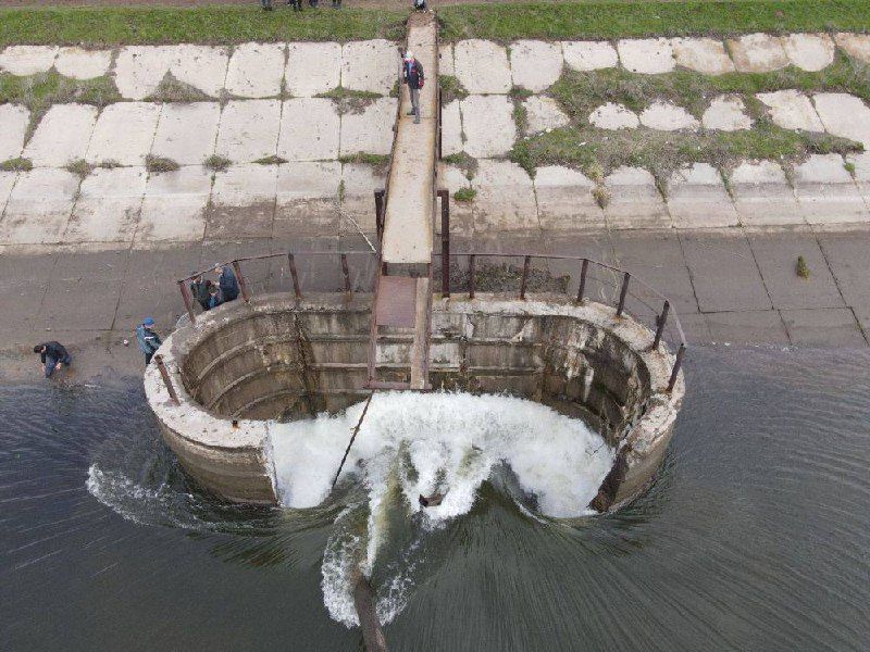 Лопнувшая стенка у колодца сброса воды