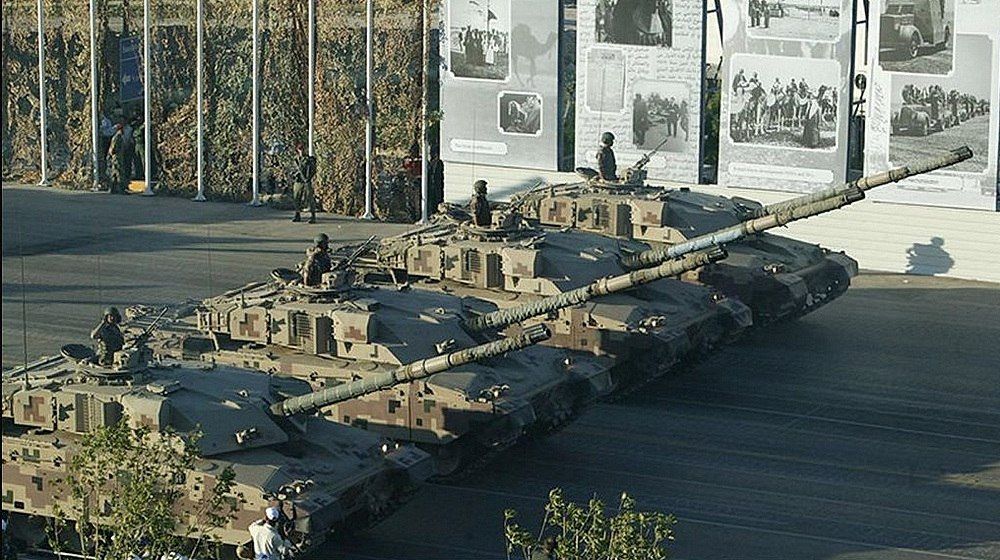 Танки «Челенджер-1» на параде в Аммане, столице Иордании, в 2006 году. Купив их для своей армии, иорданцы в 2018 году сняли их с вооружения; о приобретении «Челенджеров-2» речи даже не шло