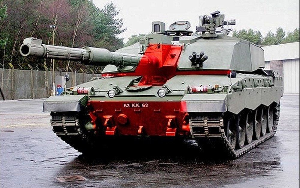 Уязвимые места танка «Челленджер-2» во фронтальной проекции (отмечены красным), помимо гусениц. Есть и других немало