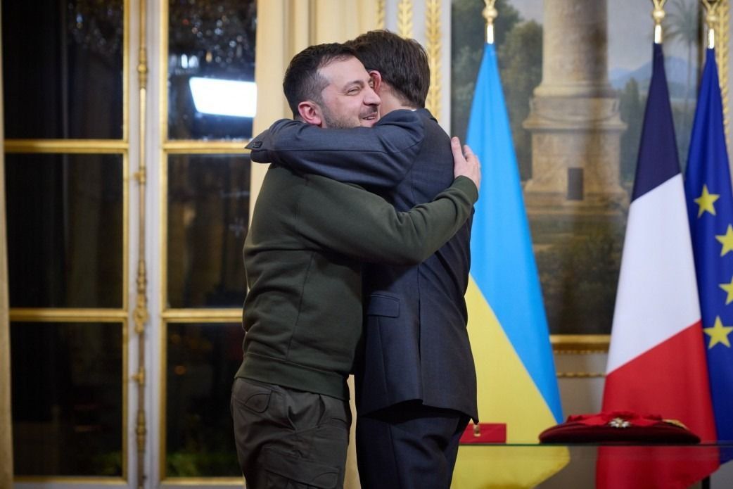 Обнимашки во Франции. Уже ходят шутки, что Макрон изменяет супруге с Зеленским