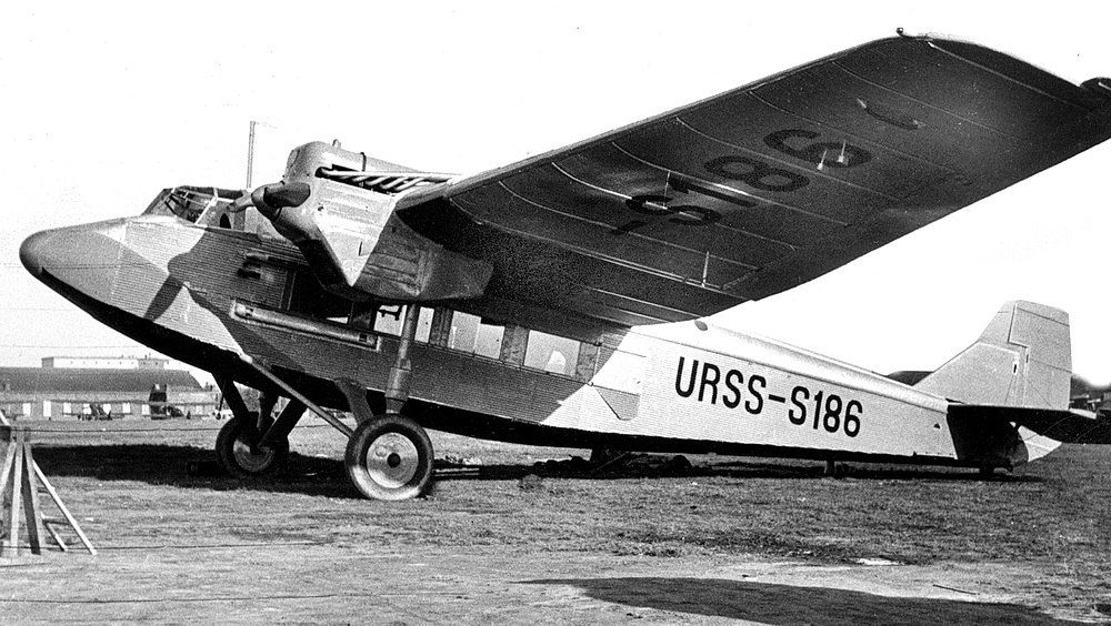 «Дорнье Комета», наряду с отечественными самолётами, был одним из первых на пассажирских линиях «Добролёта»