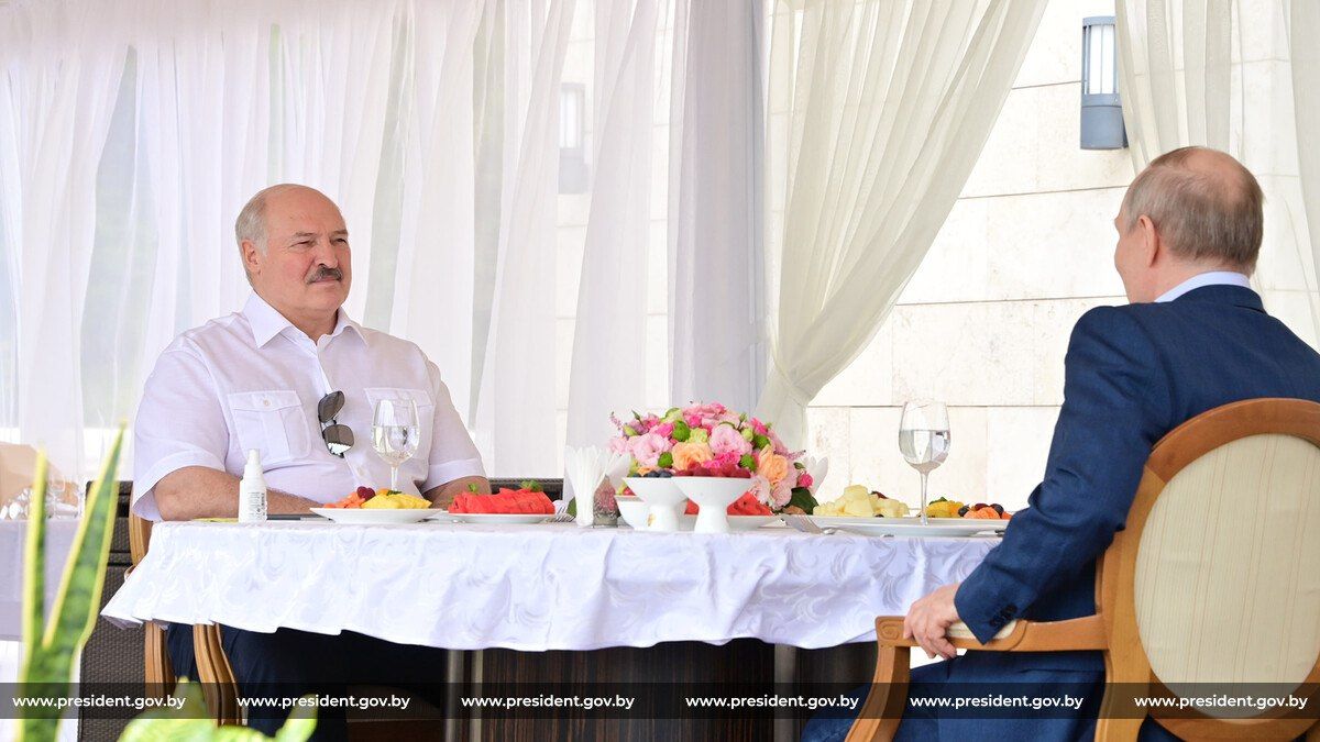 На встрече с Лукашенко в Сочи Путин назвал примерные сроки размещения ядерного оружия в Белоруссии. Источник: president.gov.by