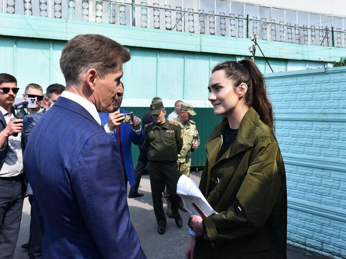 Губернатор Приморья Олег Кожемяко встречает Софию Сапегу, которую только что освободили из колонии в Гомеле. Источник: Sputnik