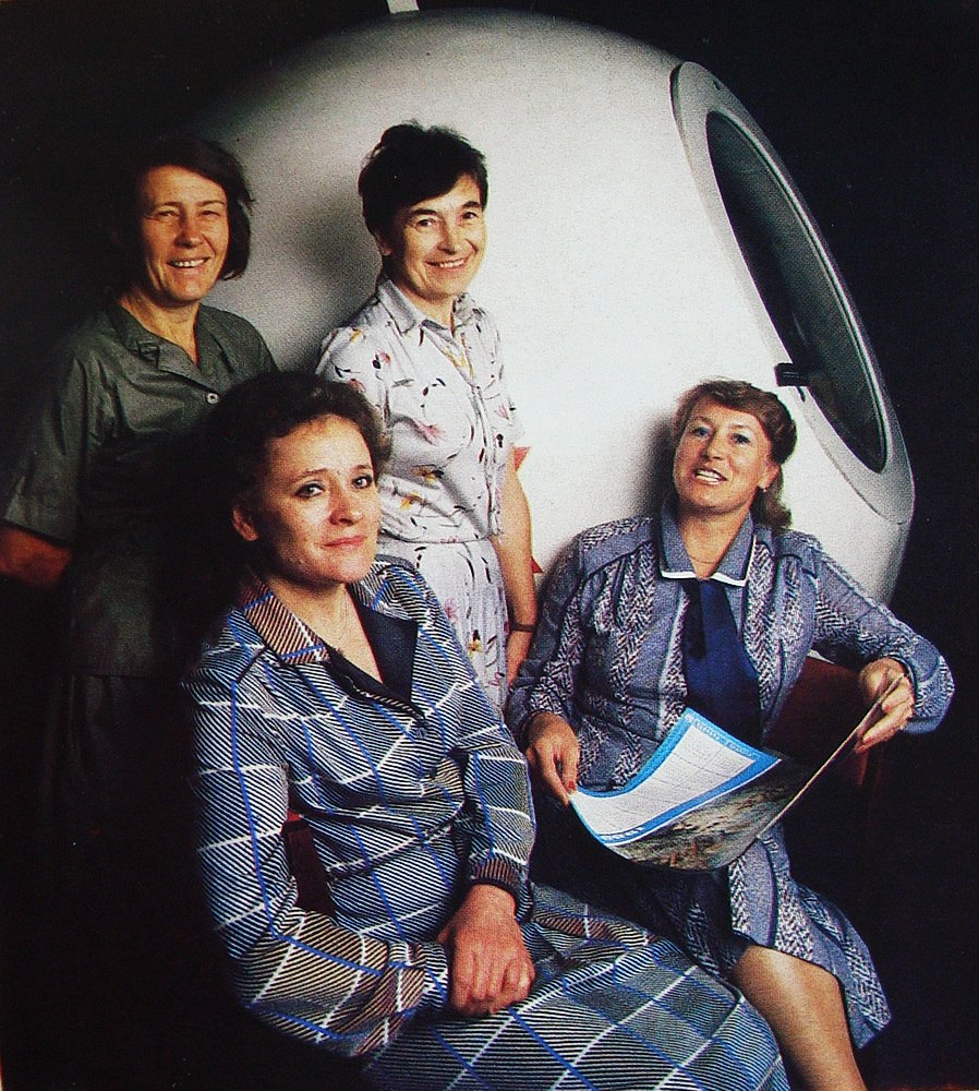 Настоящие полковники, научные работники Валентина Пономарёва, Жанна Сергейчик (в девичестве Ёркина), Ирина Соловьёва и Татьяна Пицхелаури, до замужества Кузнецова (на фото слева направо), в конце 1980-х. Фото из журнала «Работница»