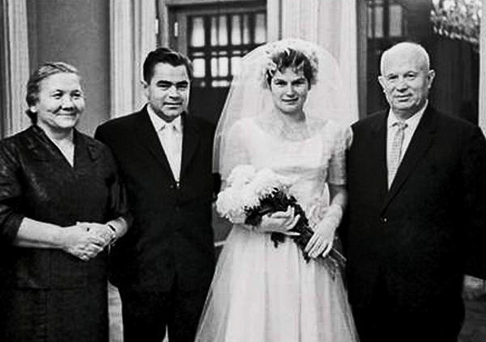 Звёздная свадьба. Рядом с молодыми лидер государства Н.С. Хрущёв и его супруга Нина Петровна