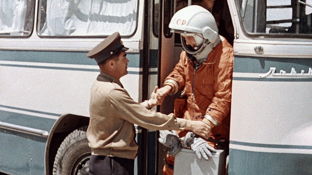 Галантный кавалер, помогающий Валентине Терешковой выйти из автобуса на стартовой позиции – её будущий супруг Андриян Николаев