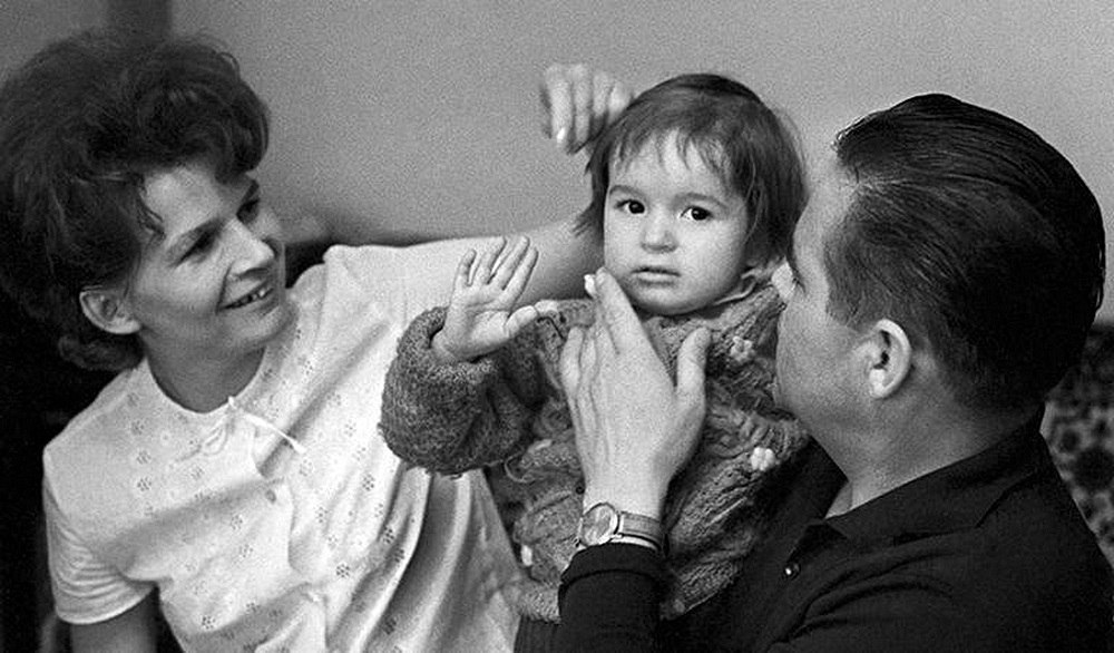 Валентина Терешкова и Андриян Николаев с дочерью. 1967 год. Фото ТАСС.