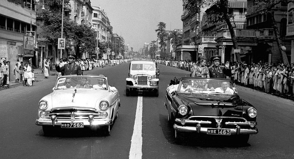 Из земных полётов «Чайки» и «Ястреба». Космонавты Валерий Быковский (в машине слева), а также Валентина Терешкова и Андриян Николаев в индийской Калькутте. 1963 год