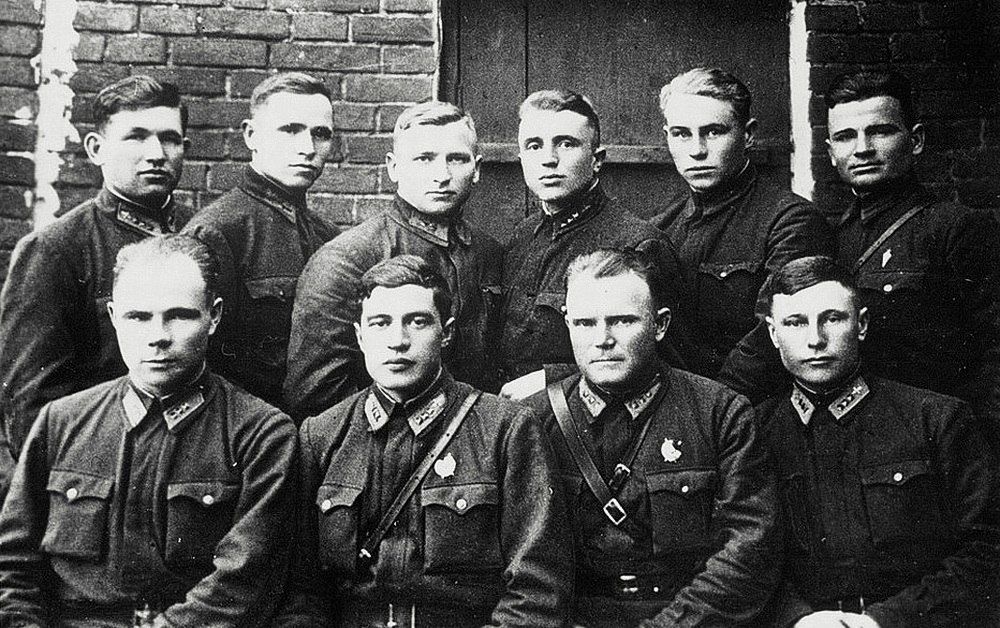 Лётчики 55-го ИАП (после переформирования – 16-й гвардейский ИАП) в 1941 году. А.И. Покрышкин – крайний справа в нижнем ряду.