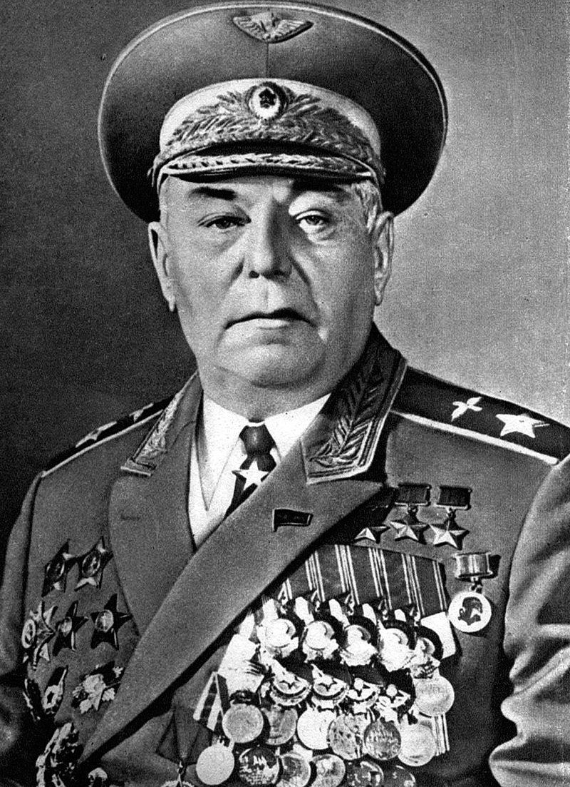 Маршал авиации А.И. Покрышкин во всём блеске орденов, и других наград.