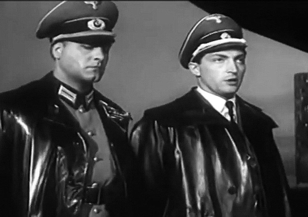 Слева – Генрих фон Гольдринг, он же лейтенант Гончаренко (артист Вадим Медведев), справа – гауптман Заугель (Михаил Козаков). Кадр из фильма «Вдали от Родины»