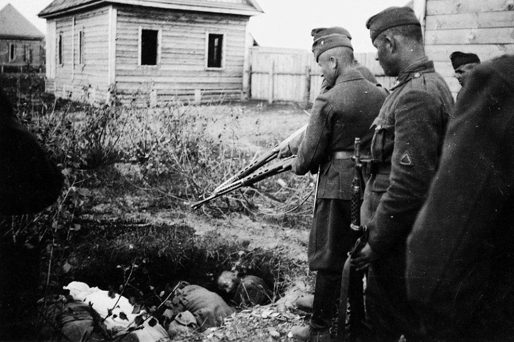 Венгры чинят расправу над мирными жителями, согнанными в яму