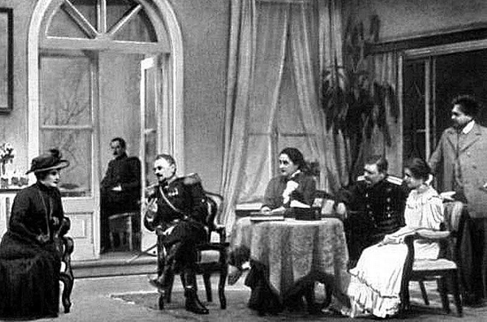 Царские погоны и эполеты оставались в СССР только в театре. Здесь: сцена из спектакля «Три сестры» Немировича-Данченко в постановке МХАТ 1940 года