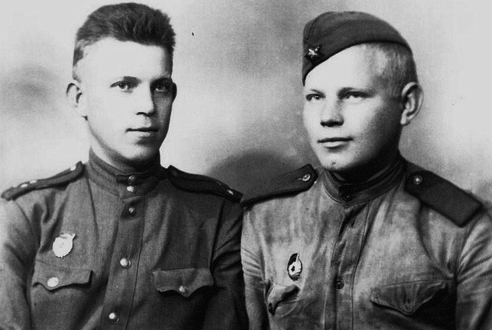 Гвардейцы, офицер (старший лейтенант) и рядовой в форме образца 1943 года. Снимок был сделан в том же году, летом