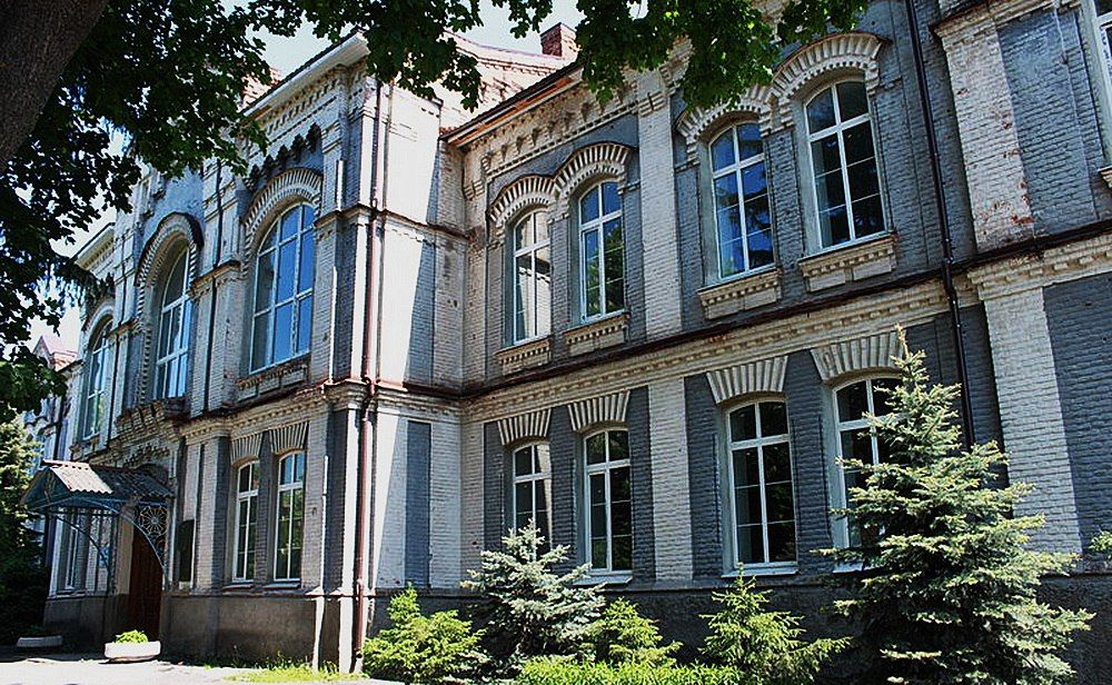 Ахтырская гимназия (здание построено в 1902 году). Памятной доски М.И. Гуревичу на ней нет, «не то время»