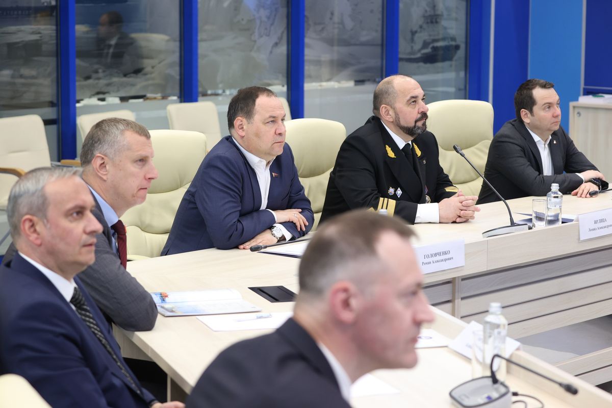 Белорусский премьер Головченко в штабе «Атомфлота» изучал перспективы транзита грузов из Белоруссии по Севморпути. Источник: БелТА
