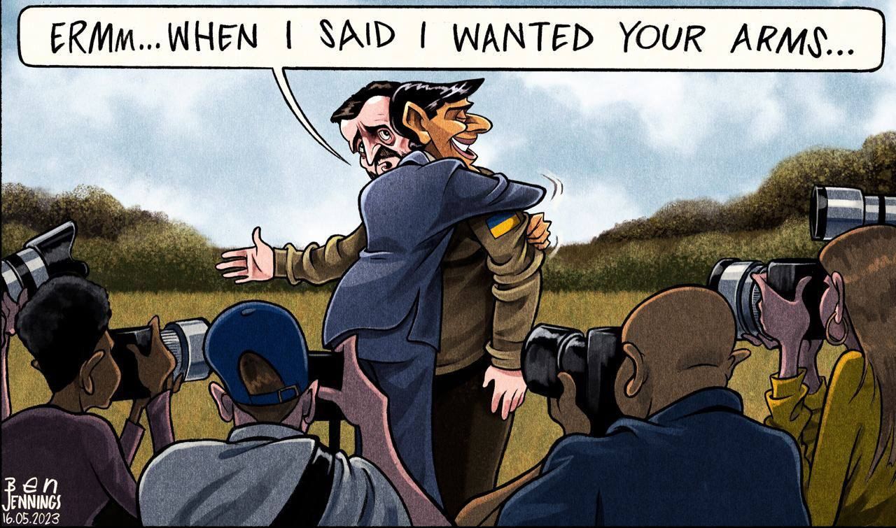 The Guardian посмеялась над чувственными объятиями Сунака и Зеленского. «Arms» может означать и «оружие», и «руки». «Эммм… Когда я говорил о том, что хотел вашего оружия…»