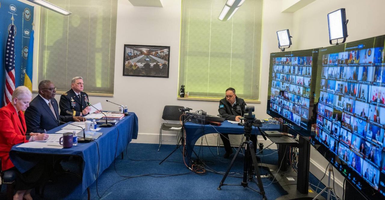 Министр обороны США Ллойд Остин, генерал Марк Милли и помощник министра обороны Селеста Волландер участвуют в виртуальном заседании «Рамштайн-12» / Пентагон