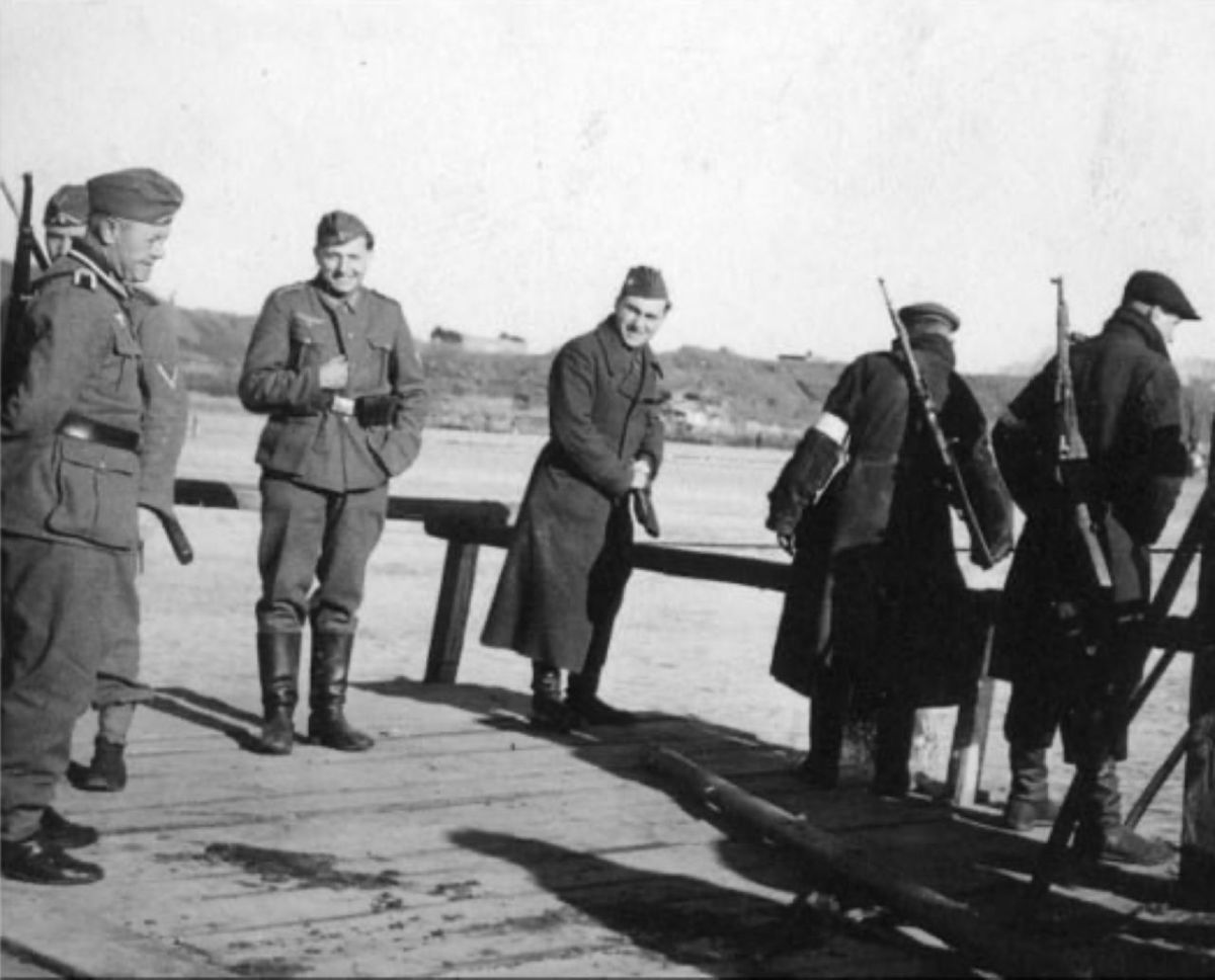 Шуцман Хамчук (в центе) в Быхове