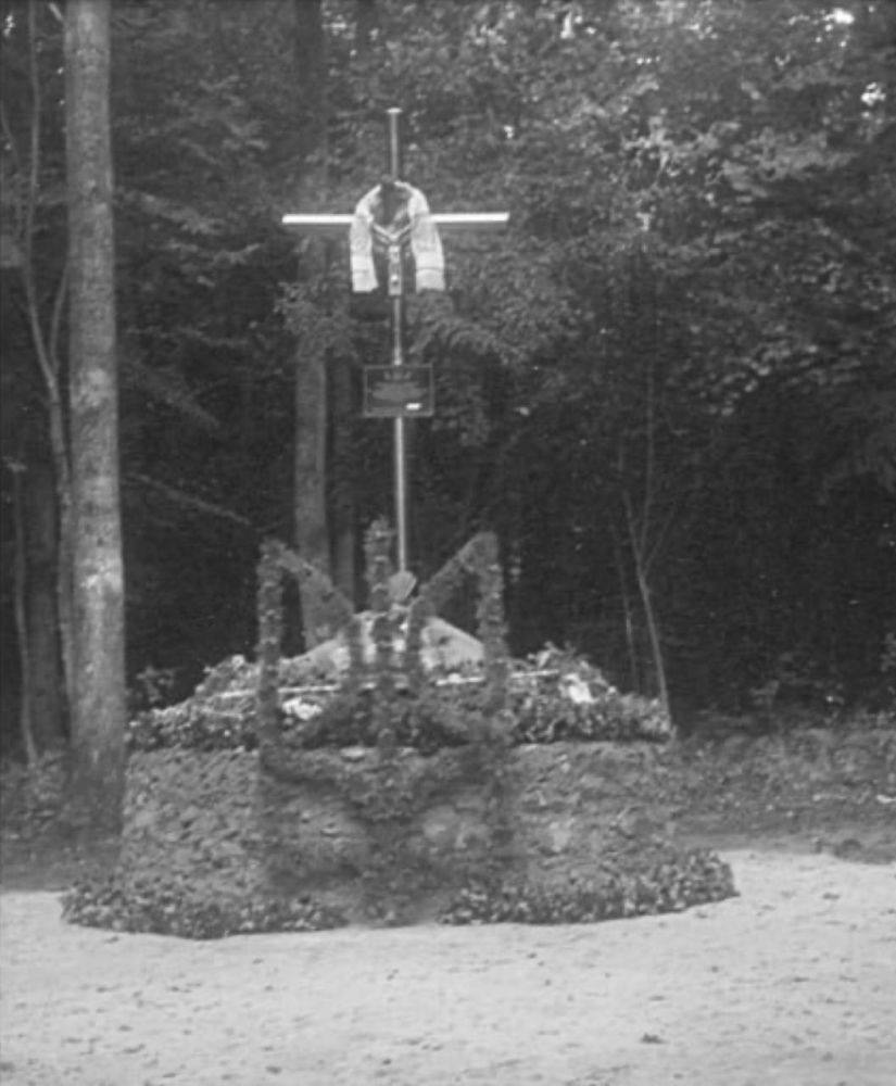 Памятник на месте ликвидации бандеровской сотни в Сосуливке, поставленный после 1991 года