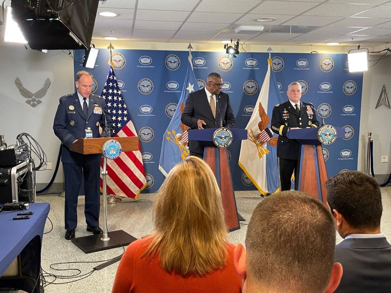 Пресс-секретарь минобороны США бригадный генерал Патрик Райдер, министра обороны Ллойд Остин и председатель Объединённого комитета начальников штабов генерал армии Марк Милли обещают продолжить милитаризацию режима Зеленского на пресс-конференции в Пентагоне по итогам заседания «Контактной группы по обороне Украины» («Рамштайн») 25 мая 2023 г.