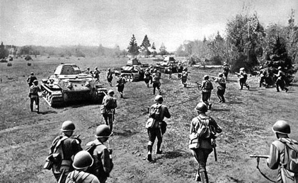 Наступают войска Степного фронта. Кадр фронтовой фотохроники