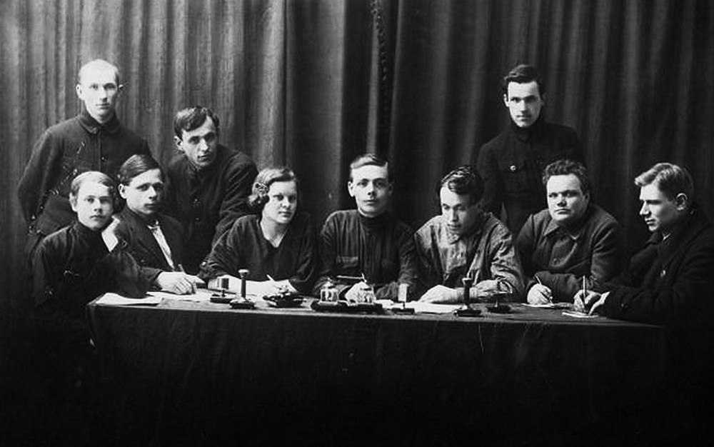 Борис Шавырин (четвёртый справа) среди рабфаковцев