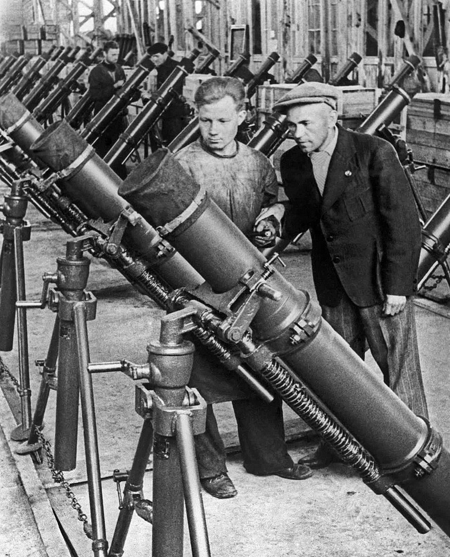 Благодаря Б.И. Шавырину – не только главному конструктору, но и умелому организатору производства, его 120-мм миномёты потоком шли фронту