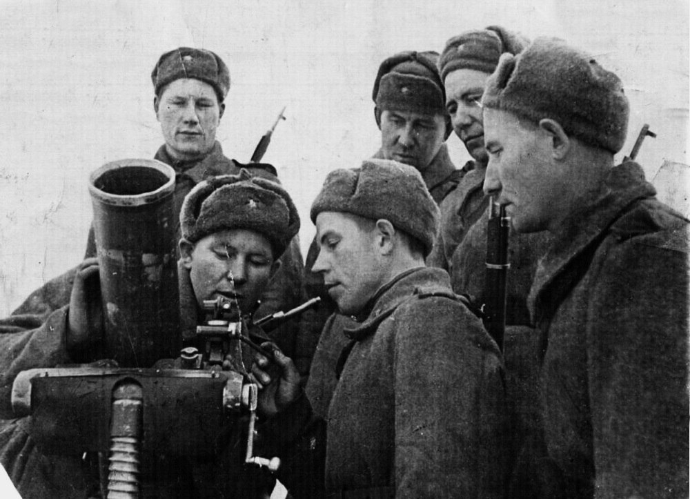 Миномётный расчёт братьев Шумовых. До Победы доживут не все они, двое погибнут