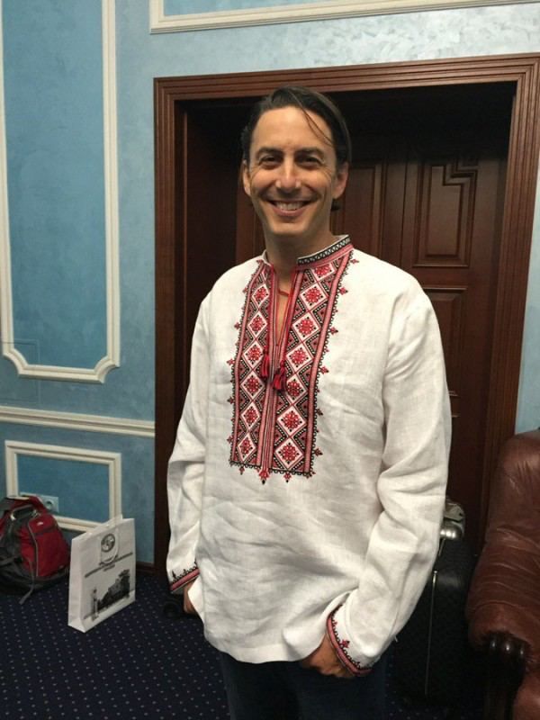 Можно и в вышиванке позировать для камер, если цель – отрезать Украину от российской энергетики