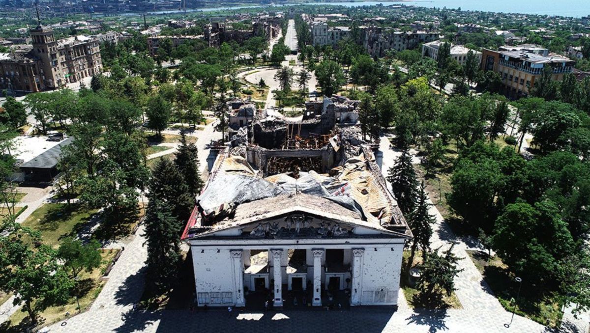 Нацисты «Азова» взорвали здание драматического театра в Мариуполе