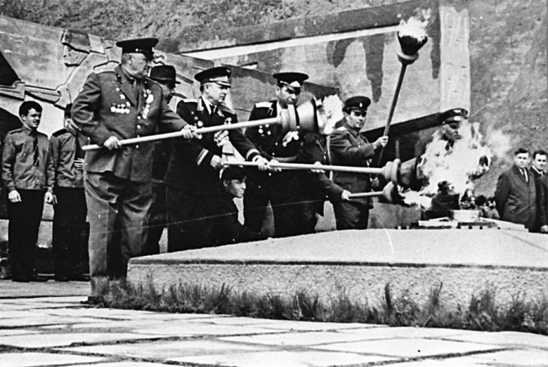 зажжение Вечного огня в Бердянске на мемориале «Воинам – освободителям»