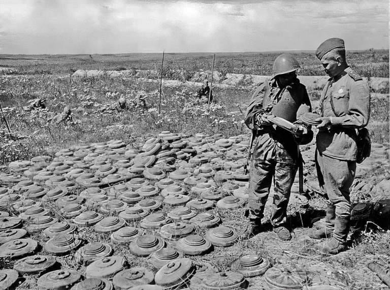 Осоавиахим подготовили 46 тысяч инструкторов и разминёров, которыми только за март-август 1944 года было обезврежено 8 млн 368 тыс. взрывоопасных предметов.