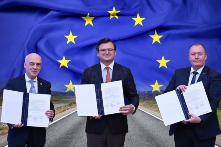 Украина, Молдова и Грузия решили все вместе двинуться в Европу, создав некое новое образование «Ассоциированное трио», которое будет требовать скорейшей евроинтеграции.