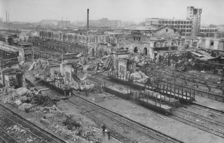 Разрушенный Южный вокзал в оккупированном Харькове. Весна 1943 г.