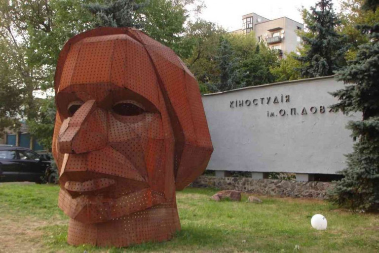 Зеленский озвучил свое желание превратить знаменитые украинские киностудии в музеи, возможно, в виде целостного общегосударственного комплекса.