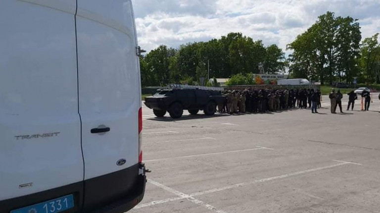 В Киеве крепкие молодые ребята в бронежилетах и балаклавах пытались захватить рынок «Столичный». 