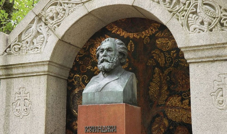 Фрагмент надгробия живописца малороссийского происхождения Архипа Ивановича Куинджи на Тихвинском кладбище Александро-Невской лавры.