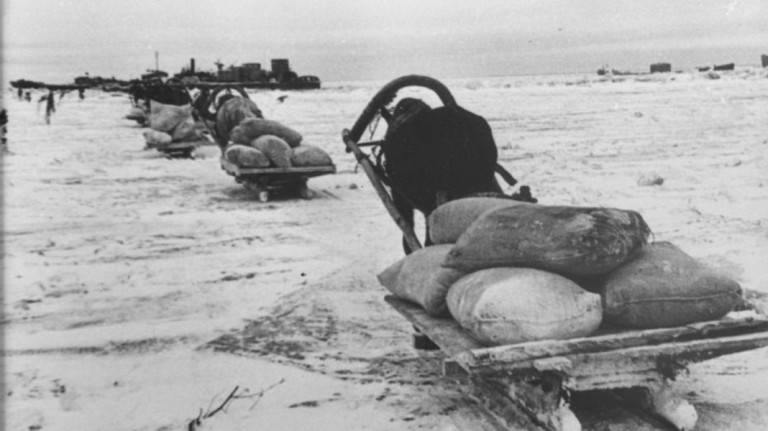 Конный обоз с зерном на льду Ладоги. Фото Всеволода Тарасевича