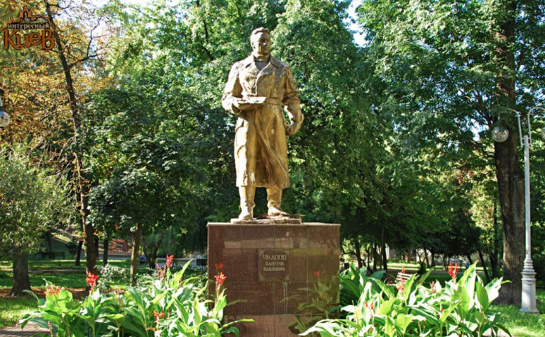 памятник легендарному советскому лётчику Валерию Чкалову в киевском парке, который носил его имя на бывшей улице Чкалова. Улица переименована в 1996 году, парк – в 2021-м