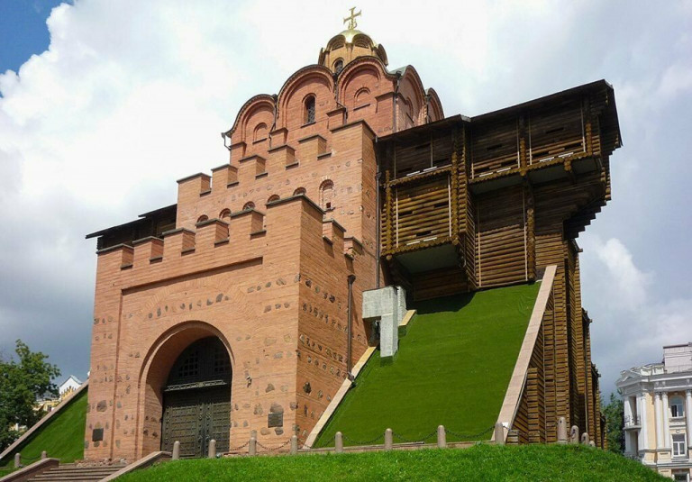 Золотые ворота (Золотыѣ вороты) – памятник оборонного зодчества Руси, построены в Киеве во времена княжения Ярослава Мудрого, прежде князя Ростовского и Новгородского.