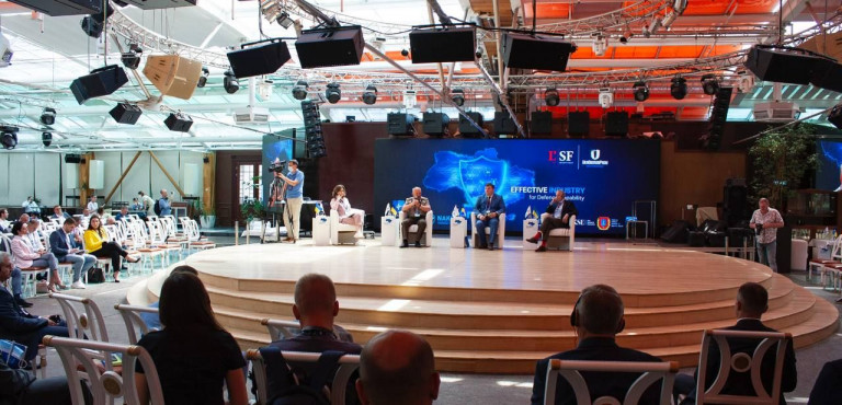 В Одессе, в концерт-холле с подходящим наименованием «Сады Перемоги» в перерыве между выступлениями российских и туземных стендаперов прошел форум с юмористическим названием «Эффективная промышленность для обороноспособности». 