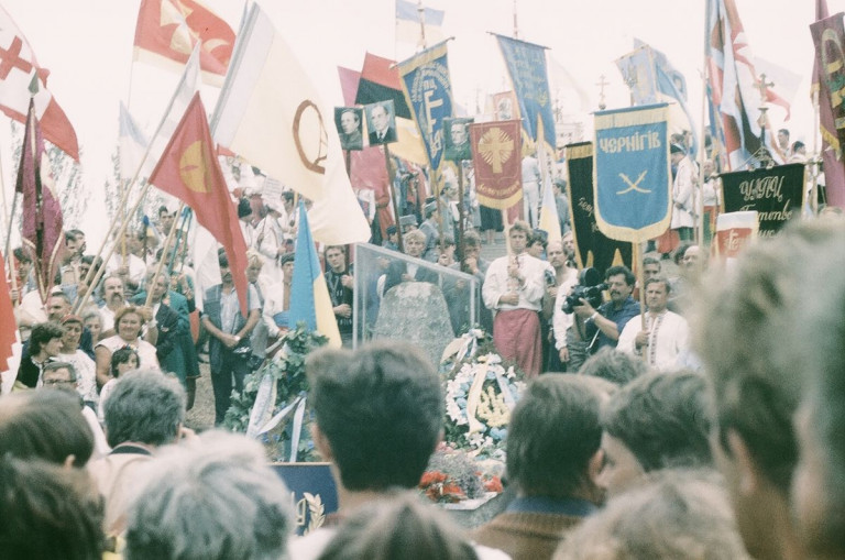 Портреты Петлюры, Бандеры и Шухевича на могиле Ивана Сирко