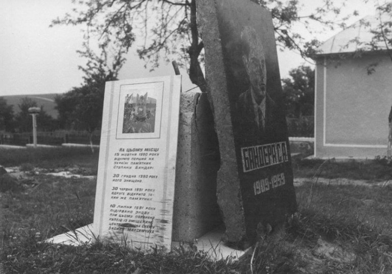 Памятник Бандере