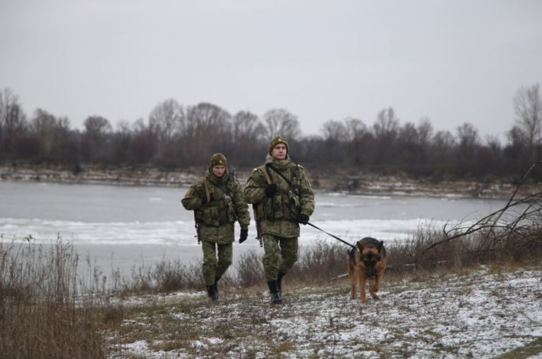 Белоруссия максимально усилила охрану границы с Украиной, чтобы прошли только беженцы, а не диверсанты. Источник: Госпогранкомитет Белоруссии.