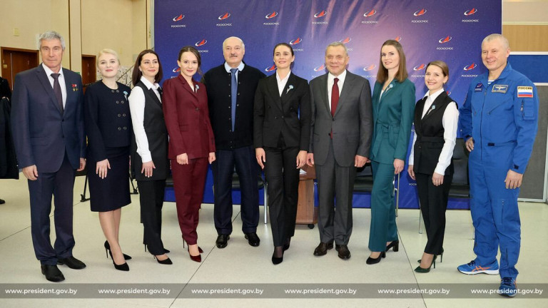 Лукашенко с будущими покорительницами космоса. Крайний справа – российский космонавт белорусского происхождения Олег Новицкий. Источник: president.gov.by